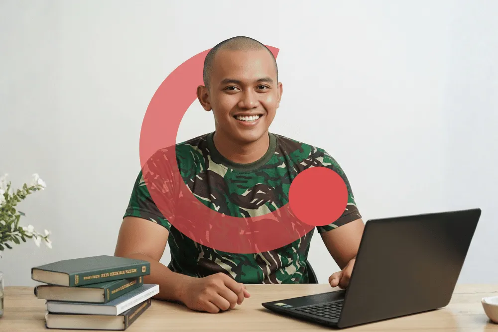 Bimbel Akmil Exademy, peserta berkaus loreng belajar dengan laptop dan buku