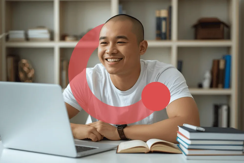 Bimbel Akmil Exademy, peserta berambut cepak belajar dengan laptop dan buku terbuka