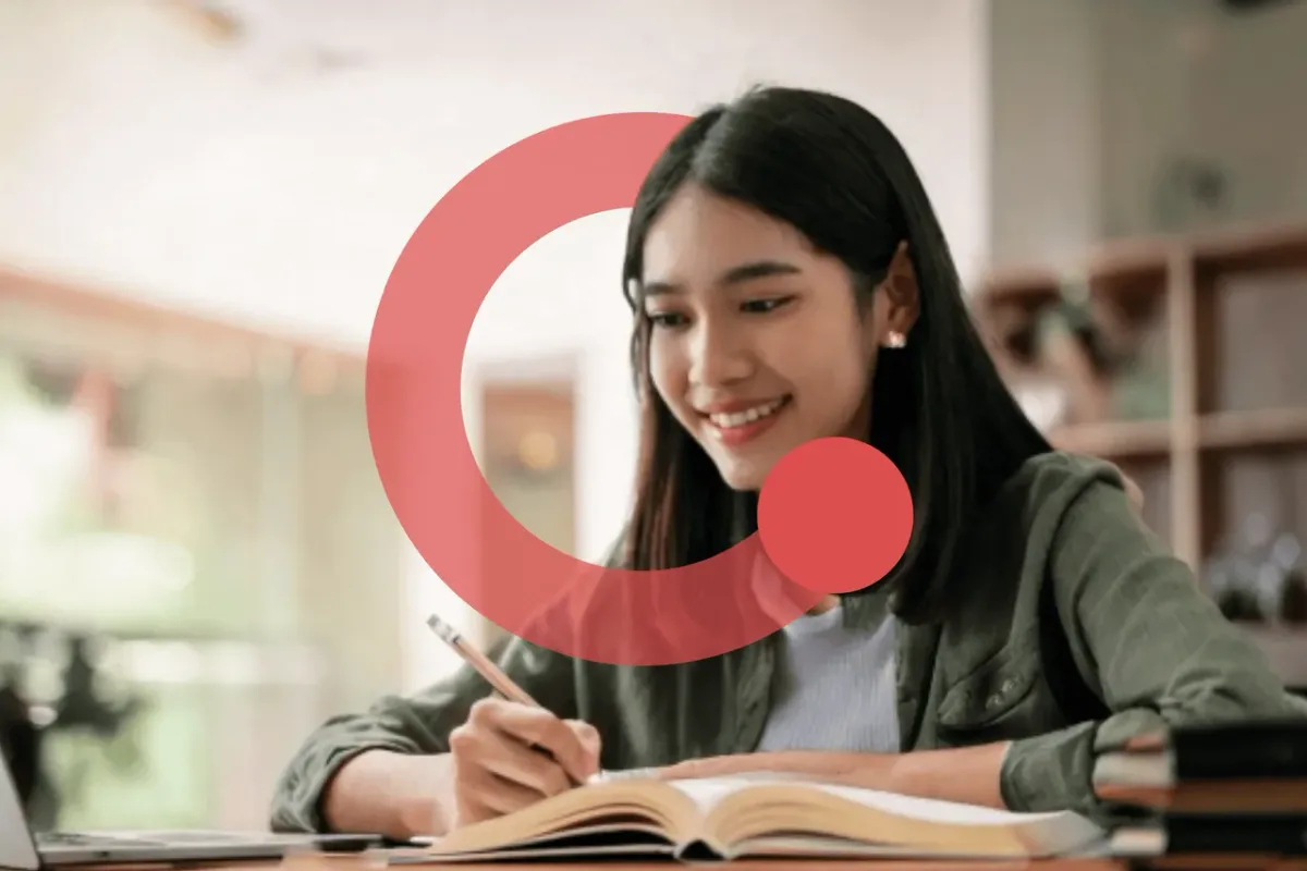 Persiapan IELTS Exademy, peserta menulis jawaban latihan di buku catatan