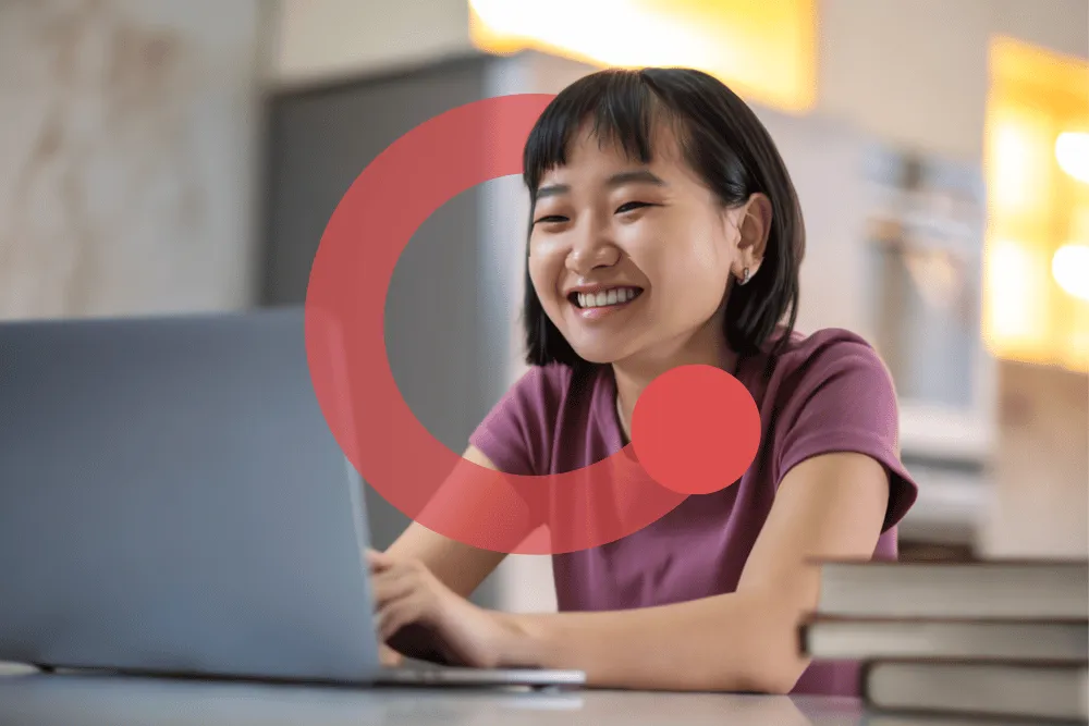 Bimbel psikotes kerja Exademy, peserta tersenyum mengikuti sesi belajar di laptop