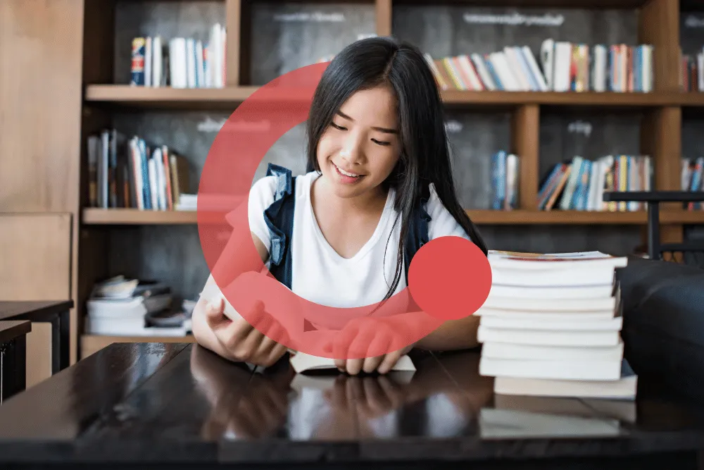 Persiapan TOEFL ITP dan iBT Exademy, peserta belajar dengan buku di meja kayu rendah