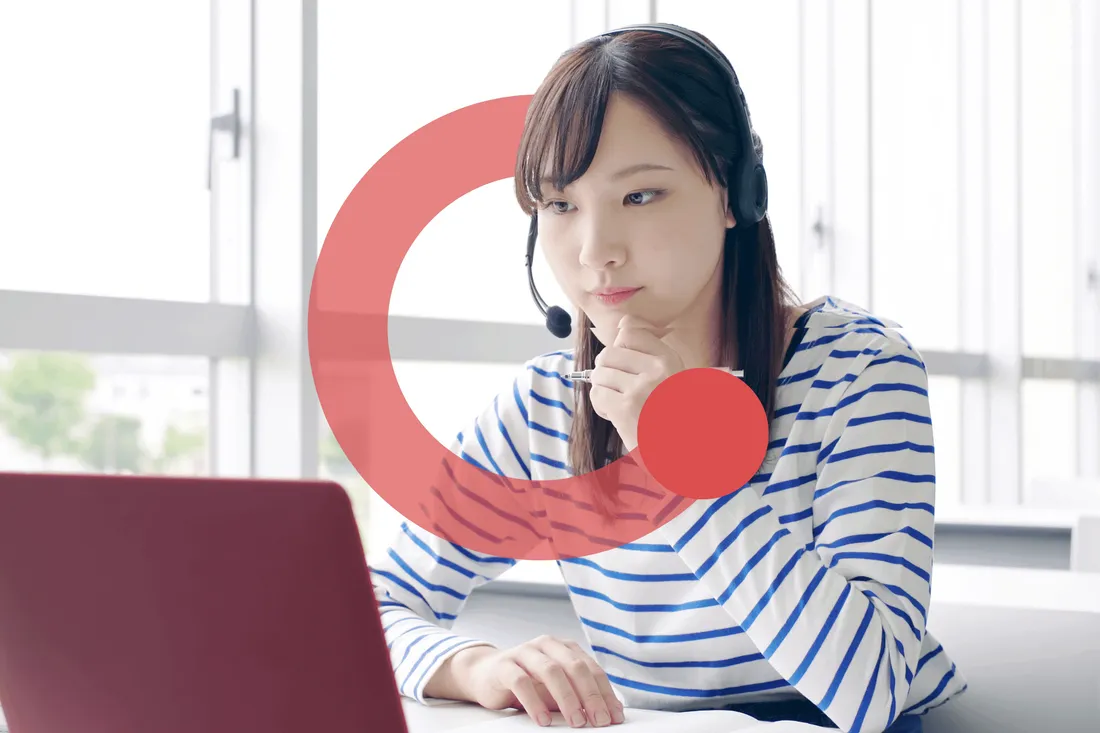 Peserta mengerjakan Duolingo English Test online berheadset di laptop bersama Exademy