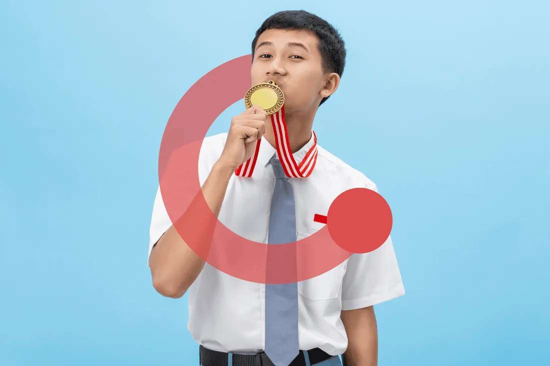 Siswa SMA juara membawa medali emas olimpiade biologi OSN bersama Exademy